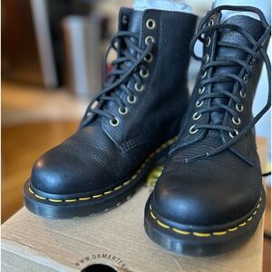 Dr. Martens 1460 Pascal Virginia Leather Black boots size US 6